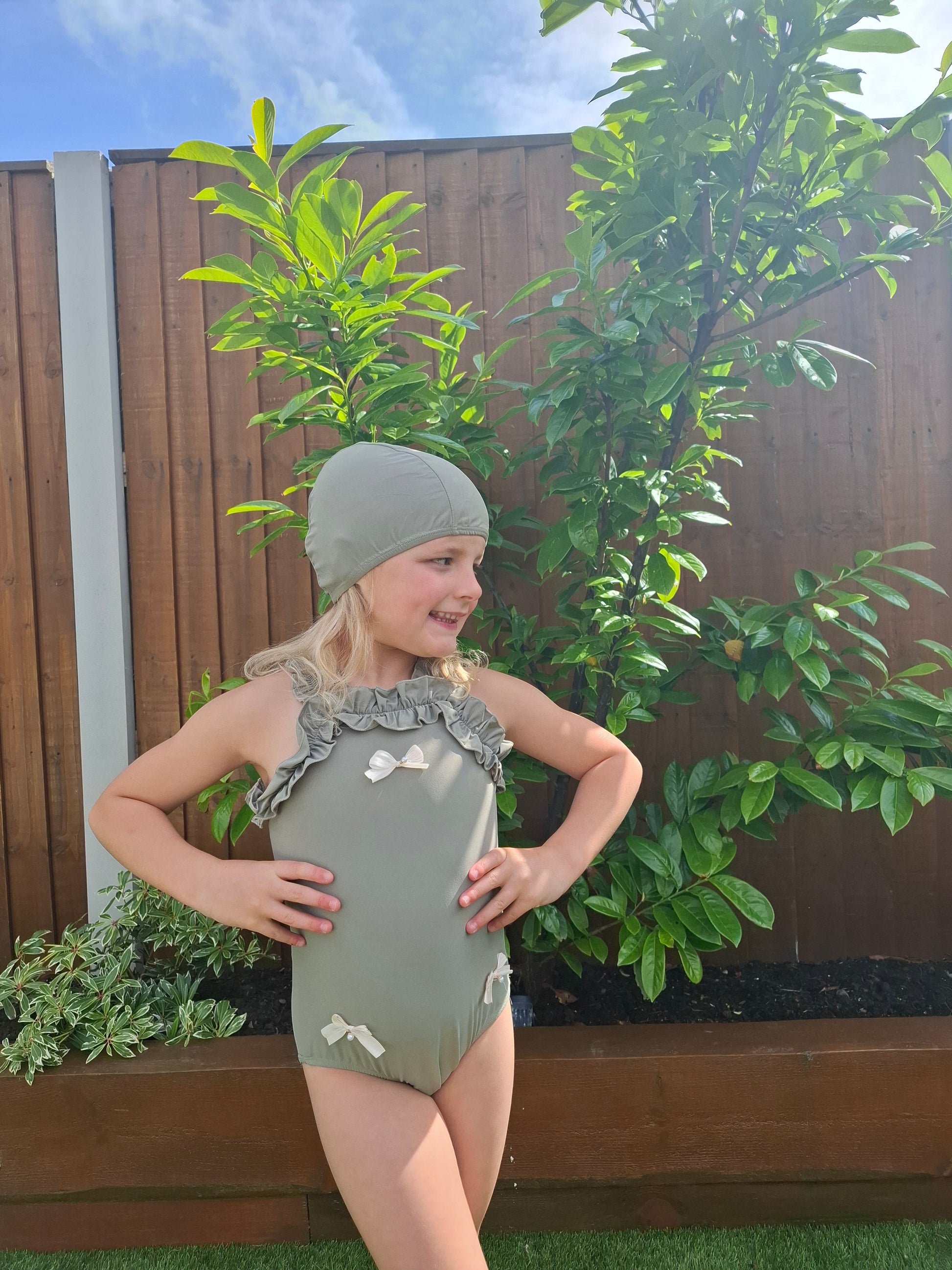 Bow & pearl costume & cap set